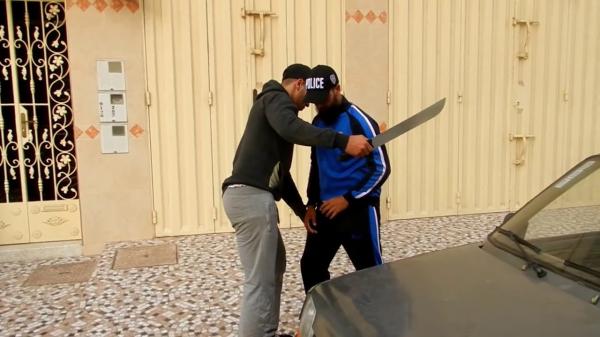 لمنع عملية "كريساج".. شرطي مرور يلجأ اضطراريا لسلاحه الناري والمجرم يعتدي عليه بسكين